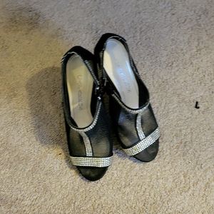 Open toes shoes